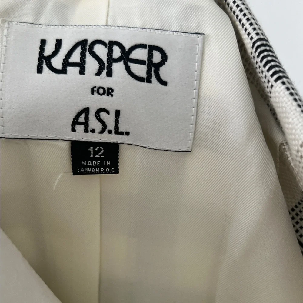 Kasper Plaid Blazer in Cream and Gray - Picture 5 of 5